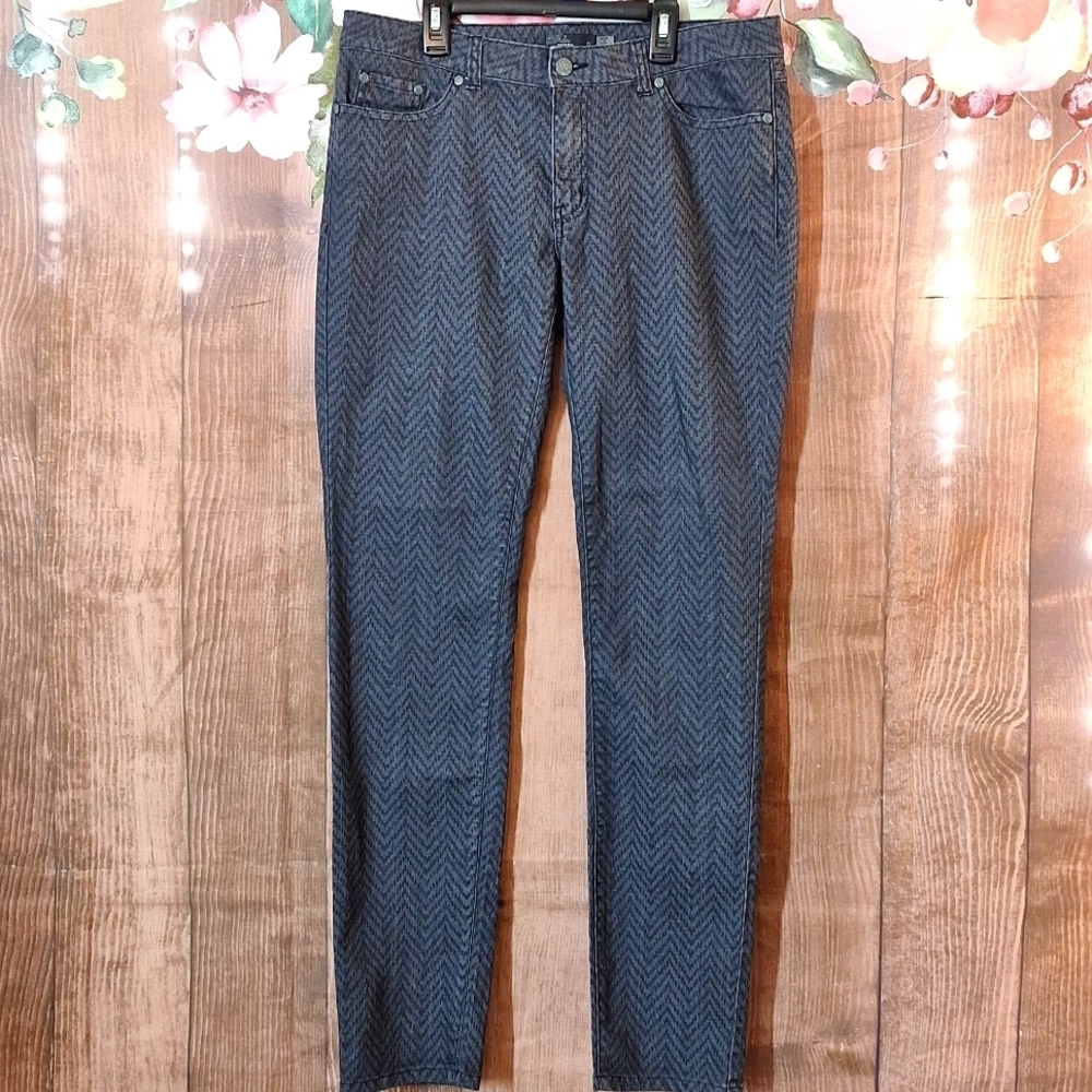 PRANA JEANS SIZE 12 CHEVRON PRINT IN DARK GRAY AND DARK PURPLE.